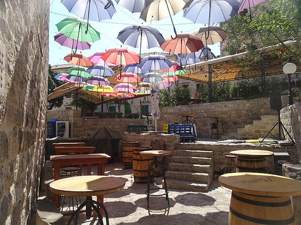 Restaurant in Kotor in Montenegro mit bunten Regenschirmen als Sonnenschutz