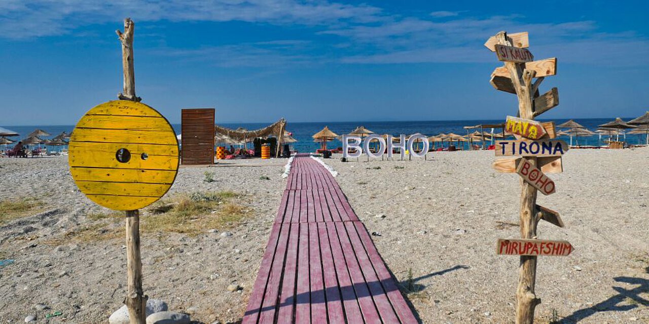 Ein Bild vom Strand mit der Boho Bar in Montenegro
