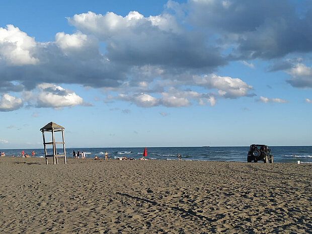 An vielen Stellen nahezu menschenleer ist der breite Strand Velika Plaža in Montenegros Süden nahe der albanischen Grenze