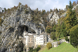 Die Felsenburg Predjama in Slowenien im Sonnenschein