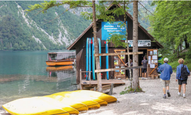 Eine kleine Holzhütte am Bohinj-See in Slowenien, hier kann man SUPs und Kajaks ausleihen