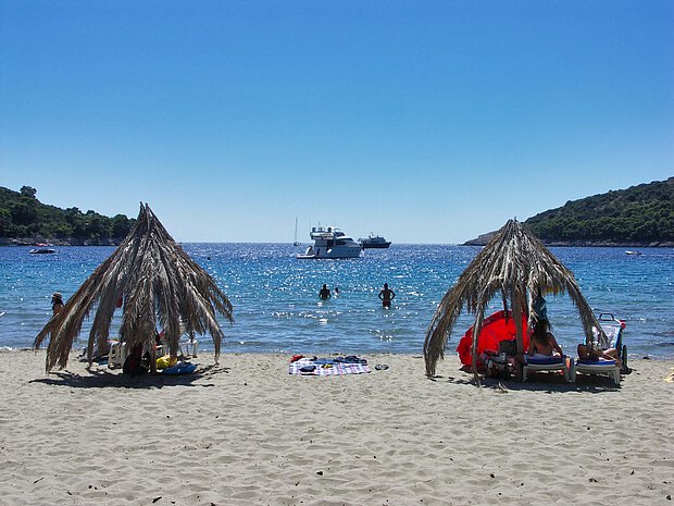 Sandstrand auf der Insel Mljet (Otok Mljet) in Kroatien.