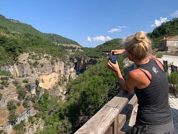Eine Frau (Andrea Markand) macht Fotos vom Osum Canyon in Albanien
