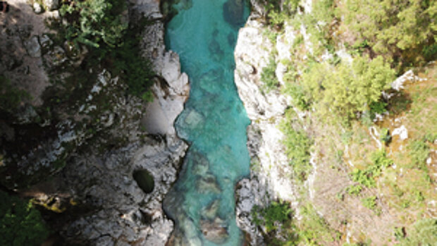 Die smaragdgrüne kalte Das Soča im Das Soča-Tal