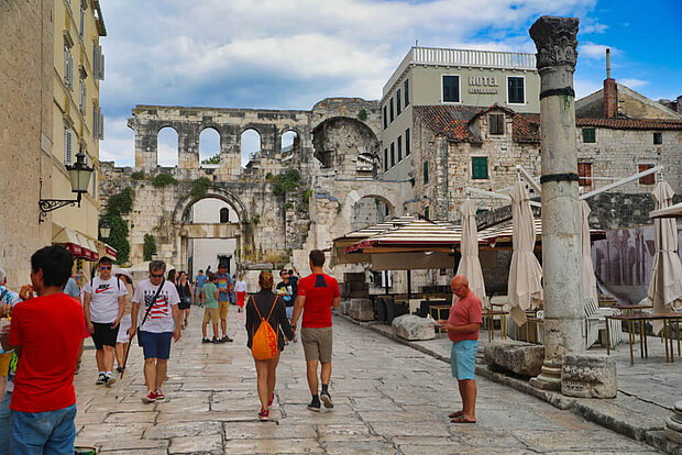 Mesnchen unterwegs in der Altstadt von Split, Diokletianpalast, Kroatien