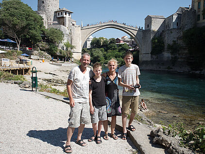 Andrea Markand, Mark Markand, Robin und Felix bei ihrem Besuch in Mostar Bosnien-Herzegowina im Jahr 2020