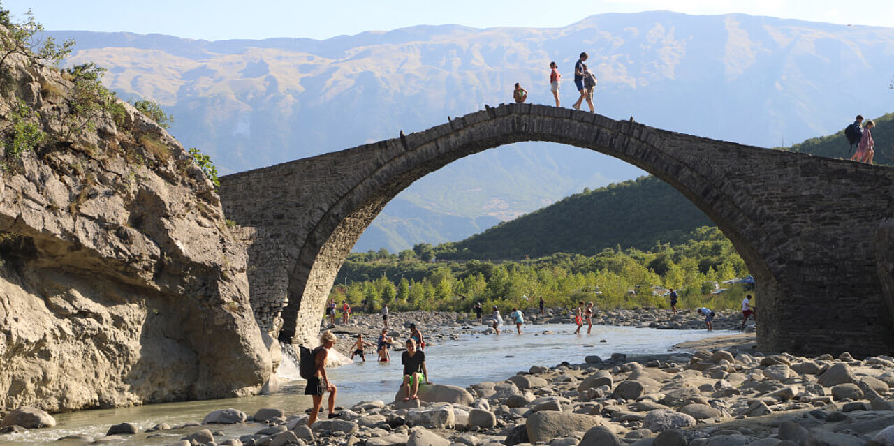 Die Brücke am Lengericë-Canyon in Albanien