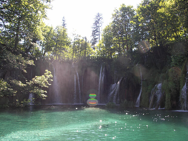 Smaragdgrünes Wasser und kleine Wasserfälle, Plitvicer-Seen Kroatien