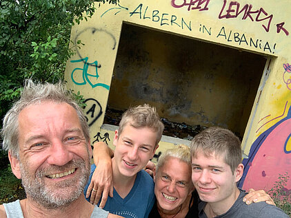 Mark Markand, Andrea Markand, Robin udn Felix bei einem ihrer Albanientrips im Jahr 2022 