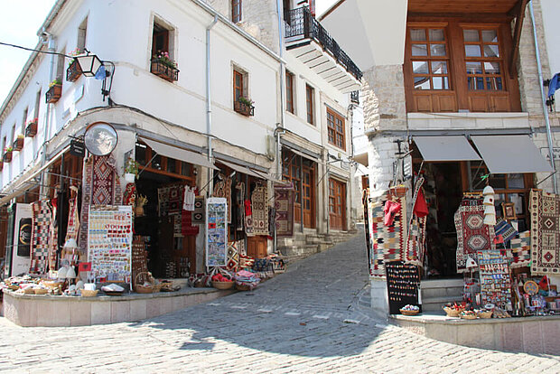 Eine Straße mit Häusern in der bunten Stadt Gjirokastër (Albanien)
