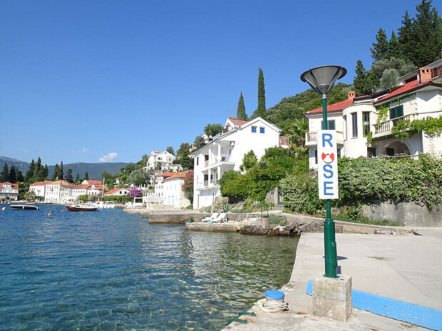 Die kleine Hafenstadt Rose auf der Luštica-Halbinsel in Montenegro